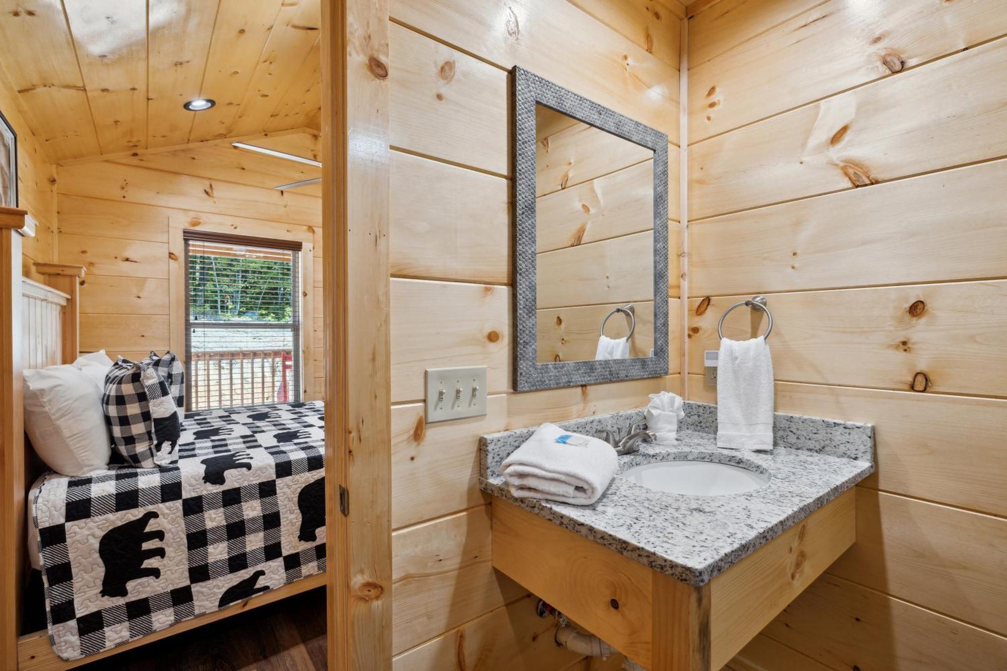 The 3 Bears Is A Newly Built 3 Bedroom Cabin Only 3 Minutes From The Parkway! พิเจนฟอร์จ ภายนอก รูปภาพ