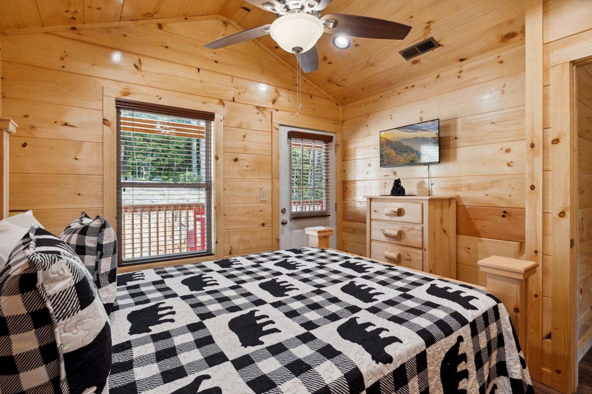 The 3 Bears Is A Newly Built 3 Bedroom Cabin Only 3 Minutes From The Parkway! พิเจนฟอร์จ ภายนอก รูปภาพ