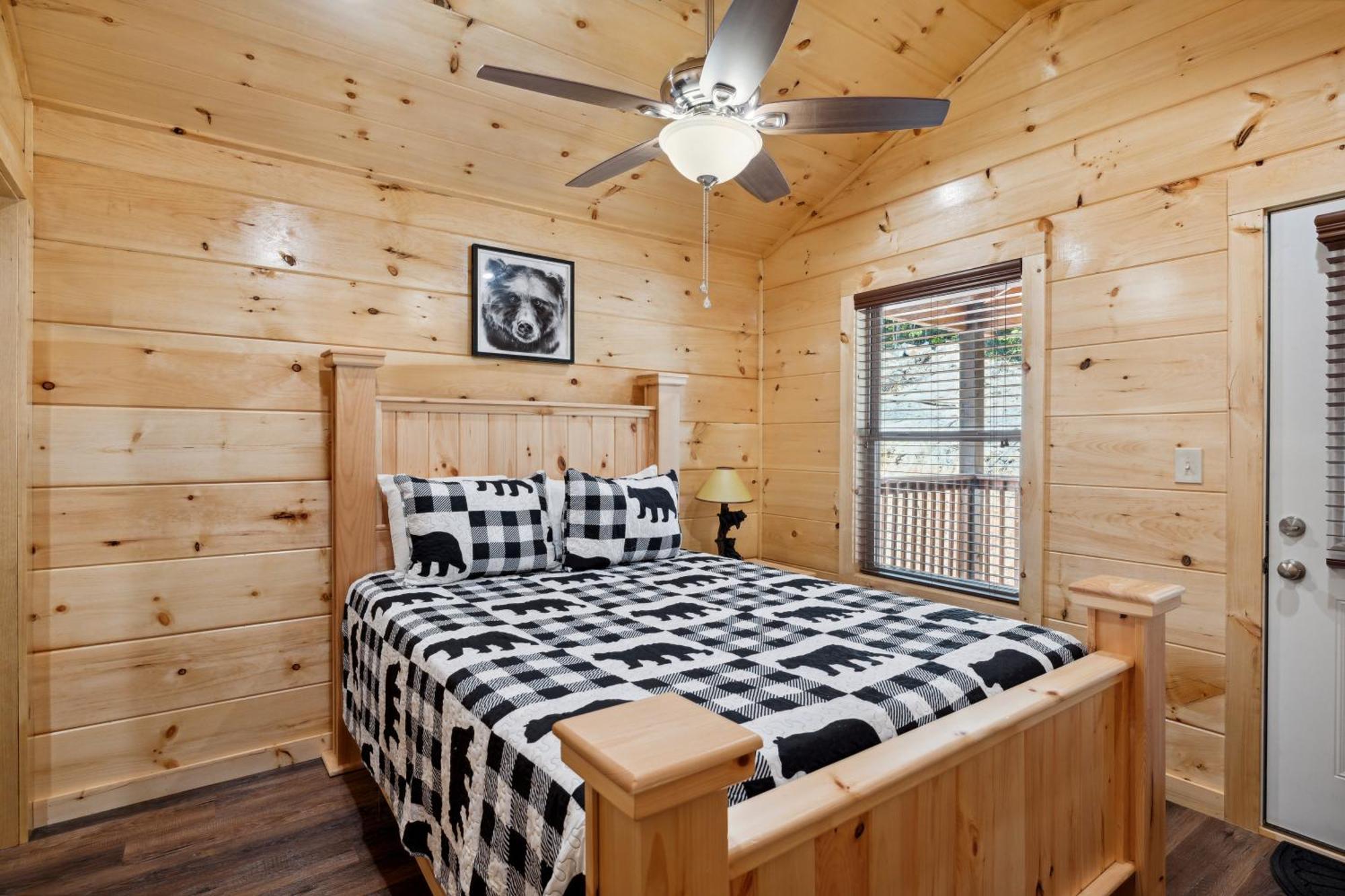 The 3 Bears Is A Newly Built 3 Bedroom Cabin Only 3 Minutes From The Parkway! พิเจนฟอร์จ ภายนอก รูปภาพ